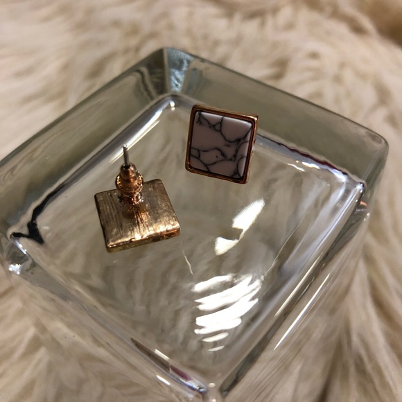 Marble & Gold square stud earrings - Picture 5 of 5